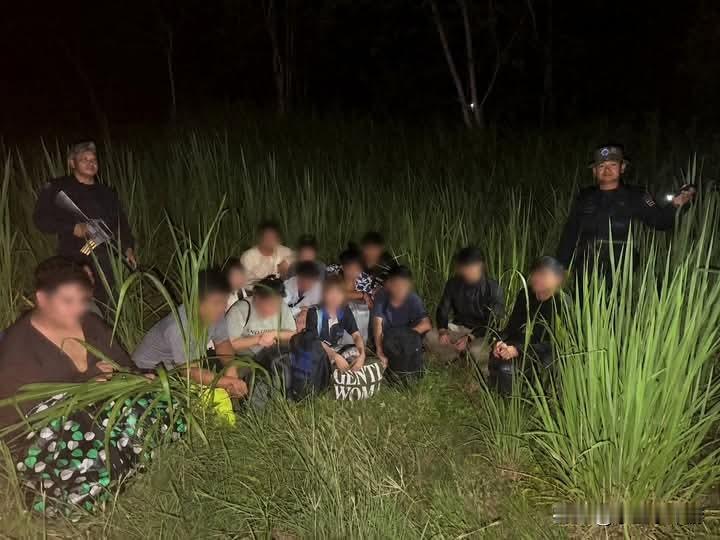 柬埔寨严打赌博网站后，大批泰国员工逃回国！14人偷渡返泰被捕。

泰国边境巡逻警