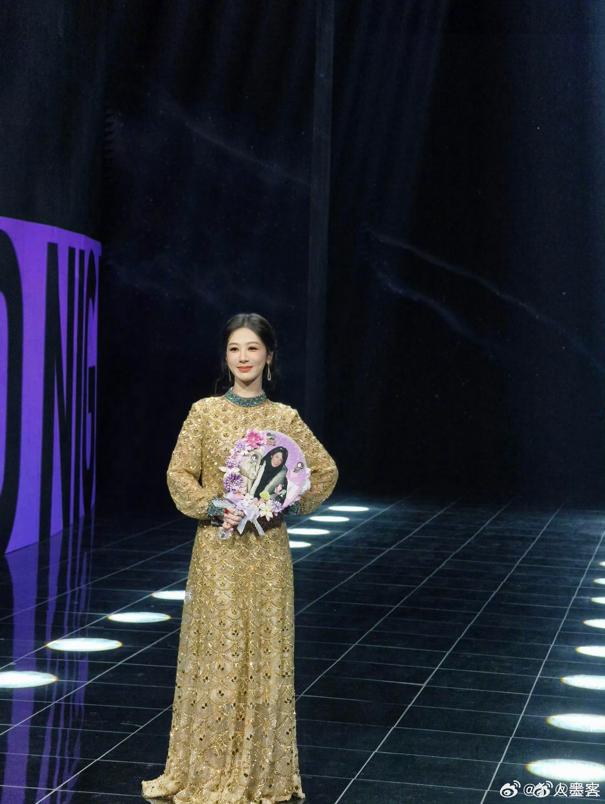 杨紫 大花气质大王扇上贴的是白菊