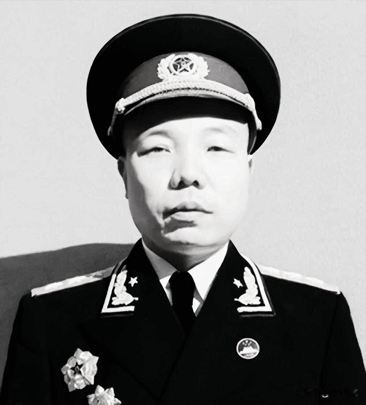 萧华的经历堪比霍去病了。
十三岁担任江西兴国县委书记，十七岁担任少共国际师的政委