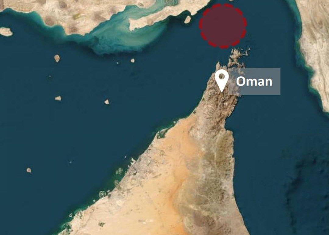 新闻快讯——英国海事贸易中心：一艘在霍尔木兹海峡向东行驶的集装箱船遇袭，正在燃烧