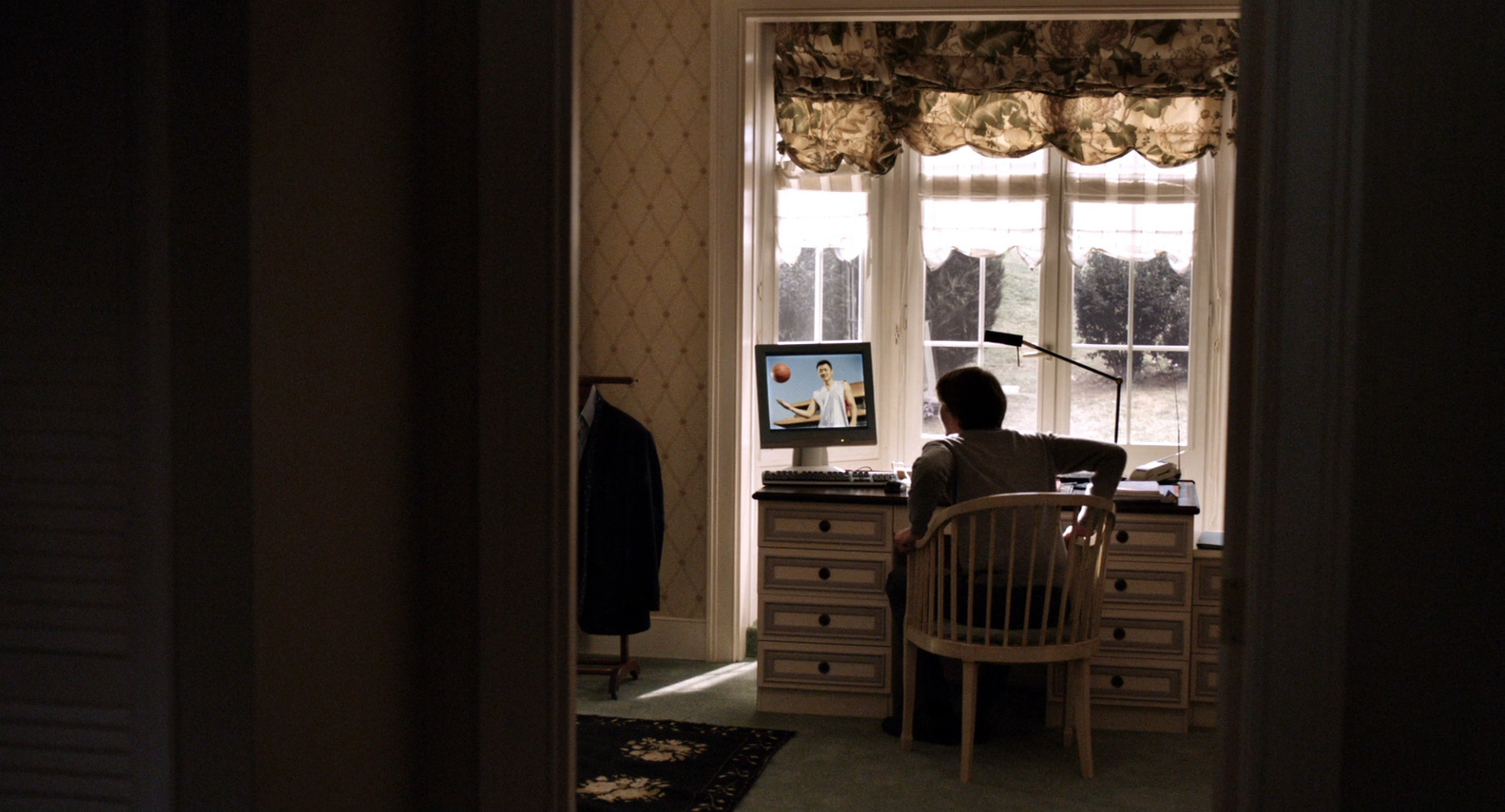 考察一个人的判断力，主要考察他信息来源的多样性。有无数的可怜人，长期活在单一的信