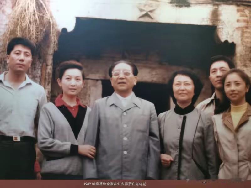 开国中将秦基伟一生历经烽火，在特殊岁月里，他曾与女儿一同下放农场劳动。
田间劳作