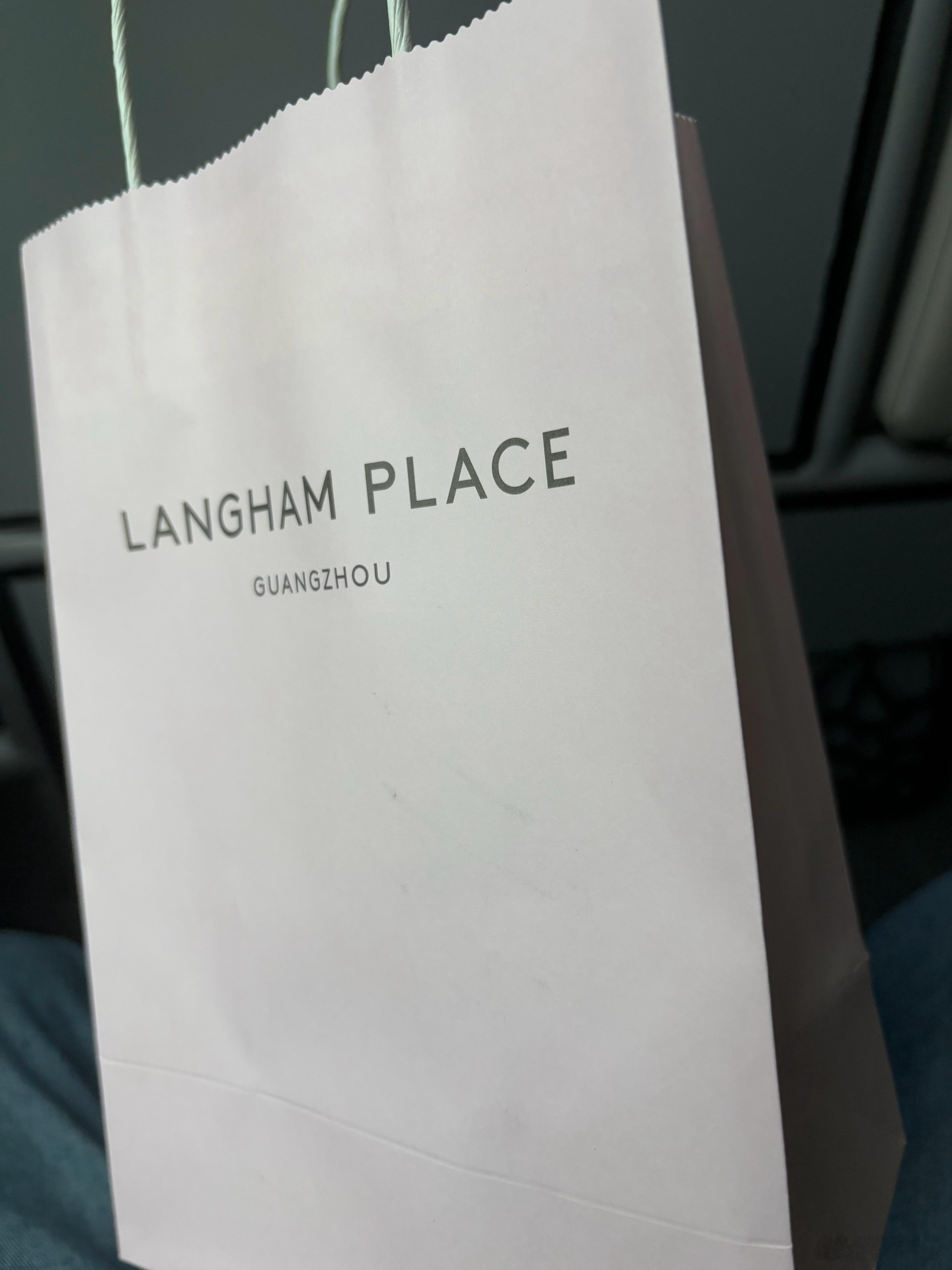 6点起来准备赶飞机，大巴车是6点半的，酒店开餐也是6点半，和工作人员说明了一下情