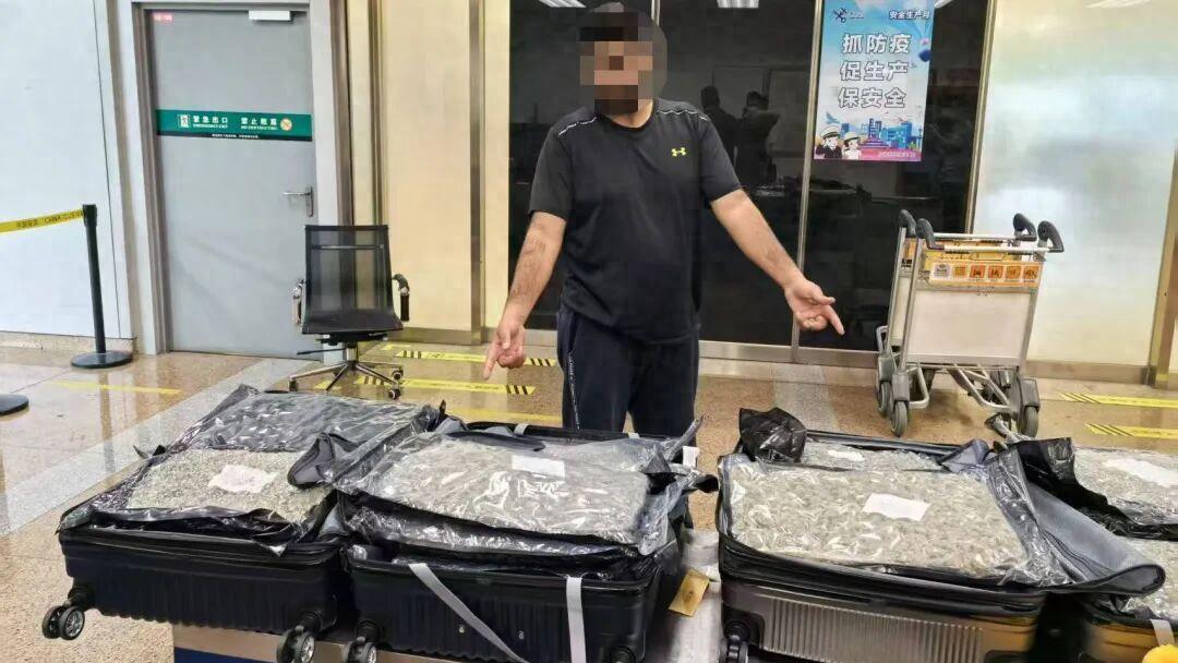别以为中转过境就能钻空子！8月16日央视新闻曝光一起案件。北京有两名外籍人士，打