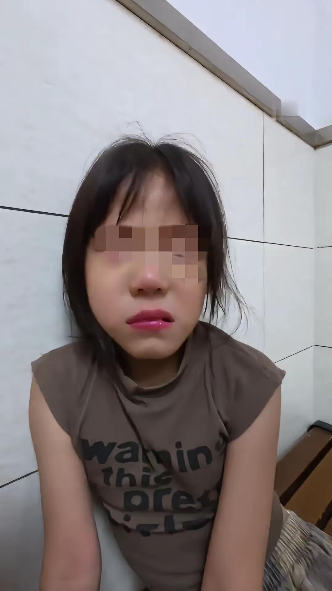 河南，一名4岁女孩独自去汉堡店买汉堡，结果在等餐时，多次被一名陌生女子踢踹，家长