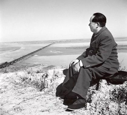 毛主席穿上鞋，跳了两下。

说：太舒服了。

就这一个细节，我读了好几遍。

不