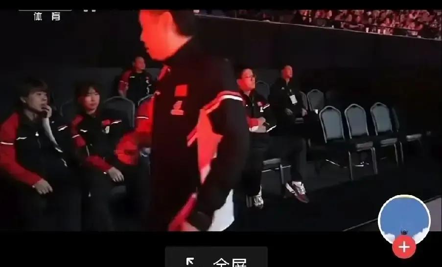 莎莎打到第五局突然倒地，Coco冲进场那一下，我隔着屏幕都听见心跳。
队医围着，