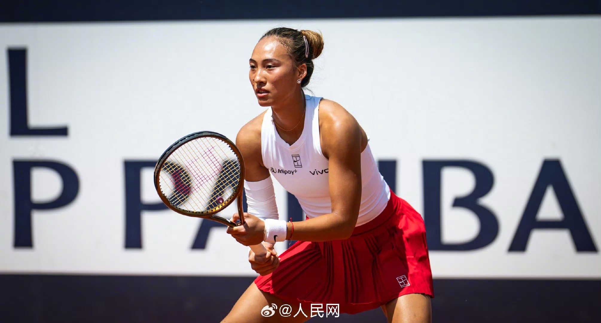 【祝贺！#郑钦文2比0战胜弗莱彻#】北京时间12日凌晨，在WTA1000罗马站女