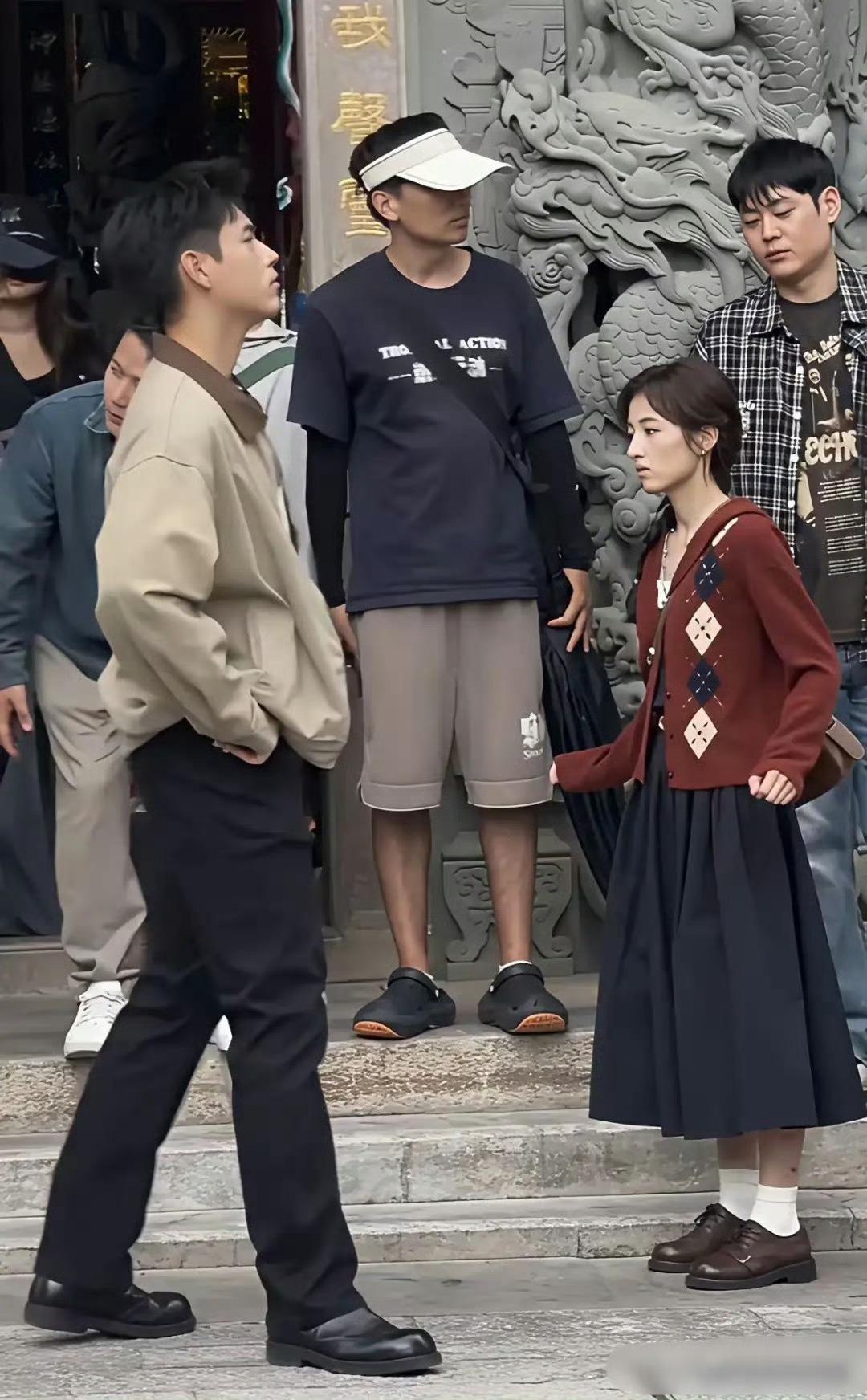张子枫和陈飞宇在福建泉州拍戏，这路拍让人根本没了兴趣了解他们拍的戏，张子枫瘦的好