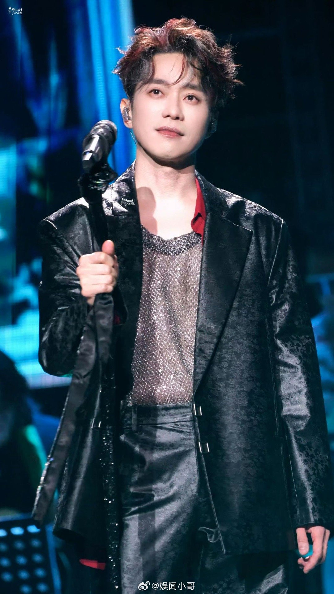 你是张栋梁那他是谁 张栋梁这是换了个人？以前觉得他温柔又少言，现在玩得可疯了，还