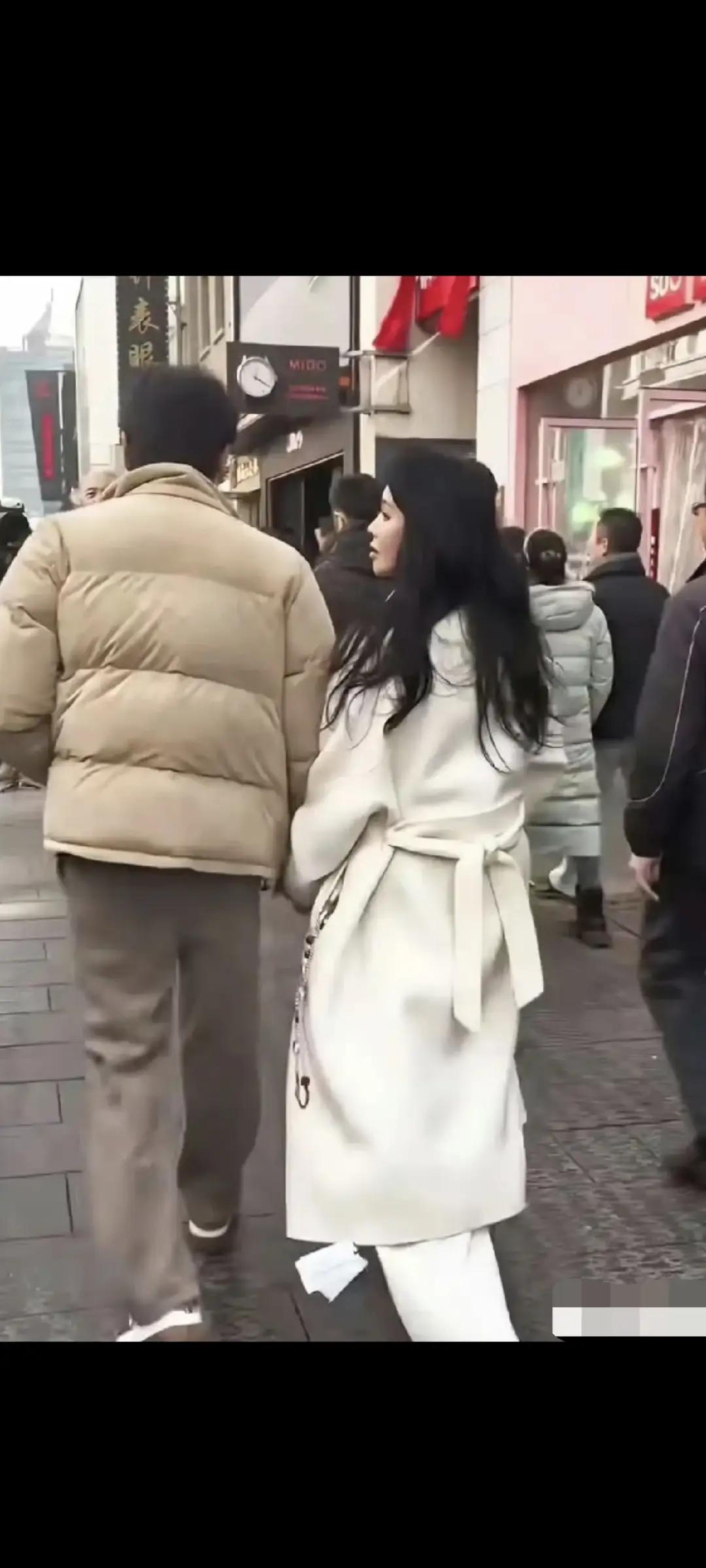 伊能静的白色大衣让网友热议不休！

伊能静秦昊相挽走在沈阳的街头，很是拉风，最惹