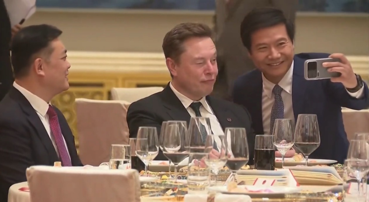 雷军马斯克合影这会老马看起来微醺的样子早在2013年，雷总在特斯拉工厂就跟老马合