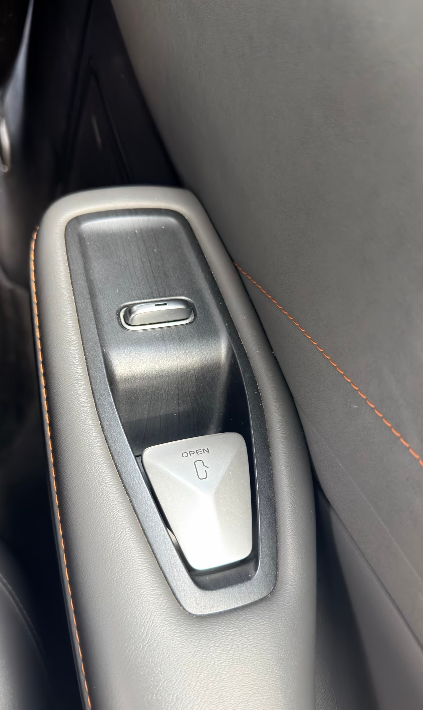 这样的车内门把手你们觉得设计的怎么样？有一次打车去机场在高架上风太大，想升窗多亏