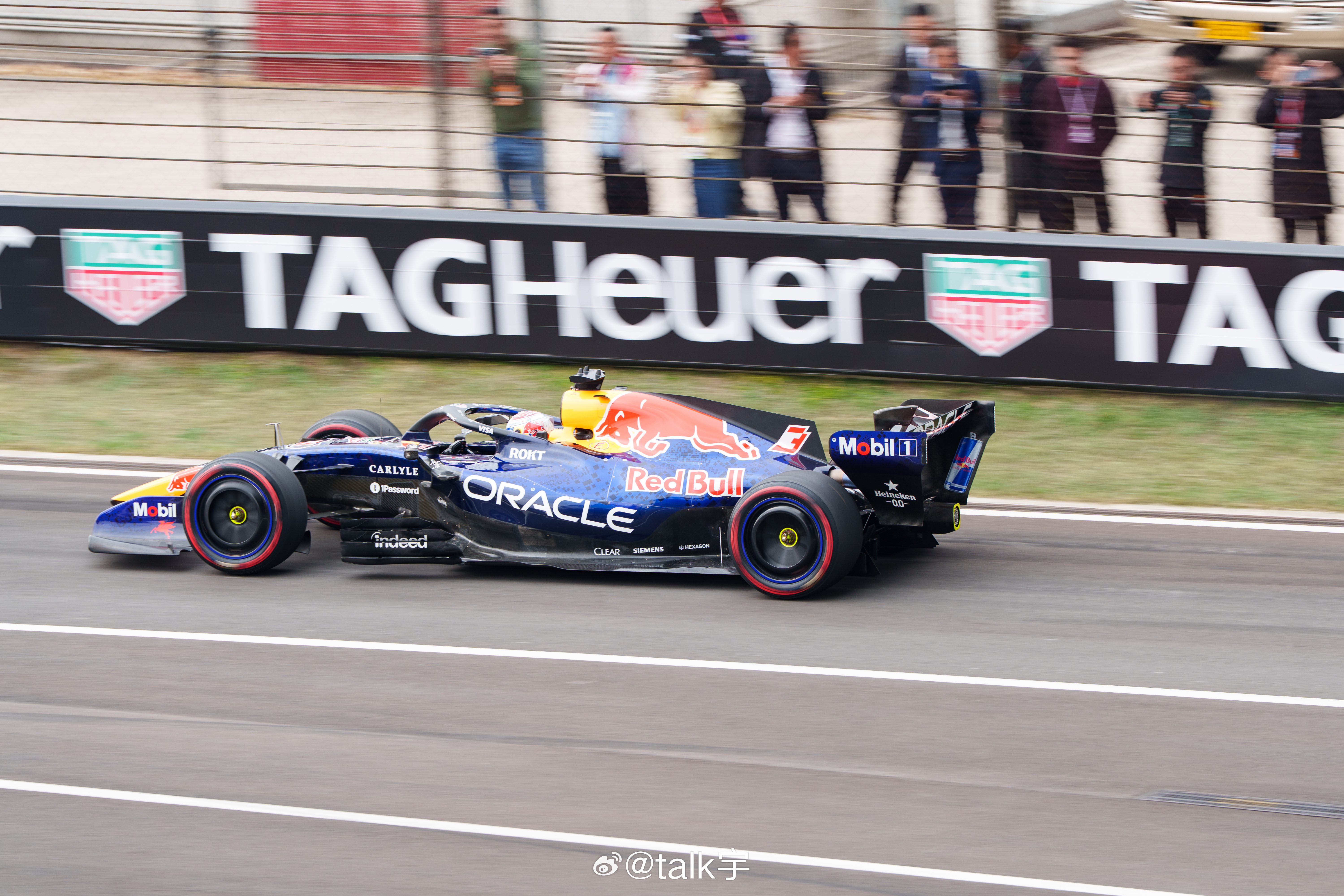 “有些话得说得小心点，但我们确实在讨论这件事。我觉得FOM和国际汽联明白我们车手