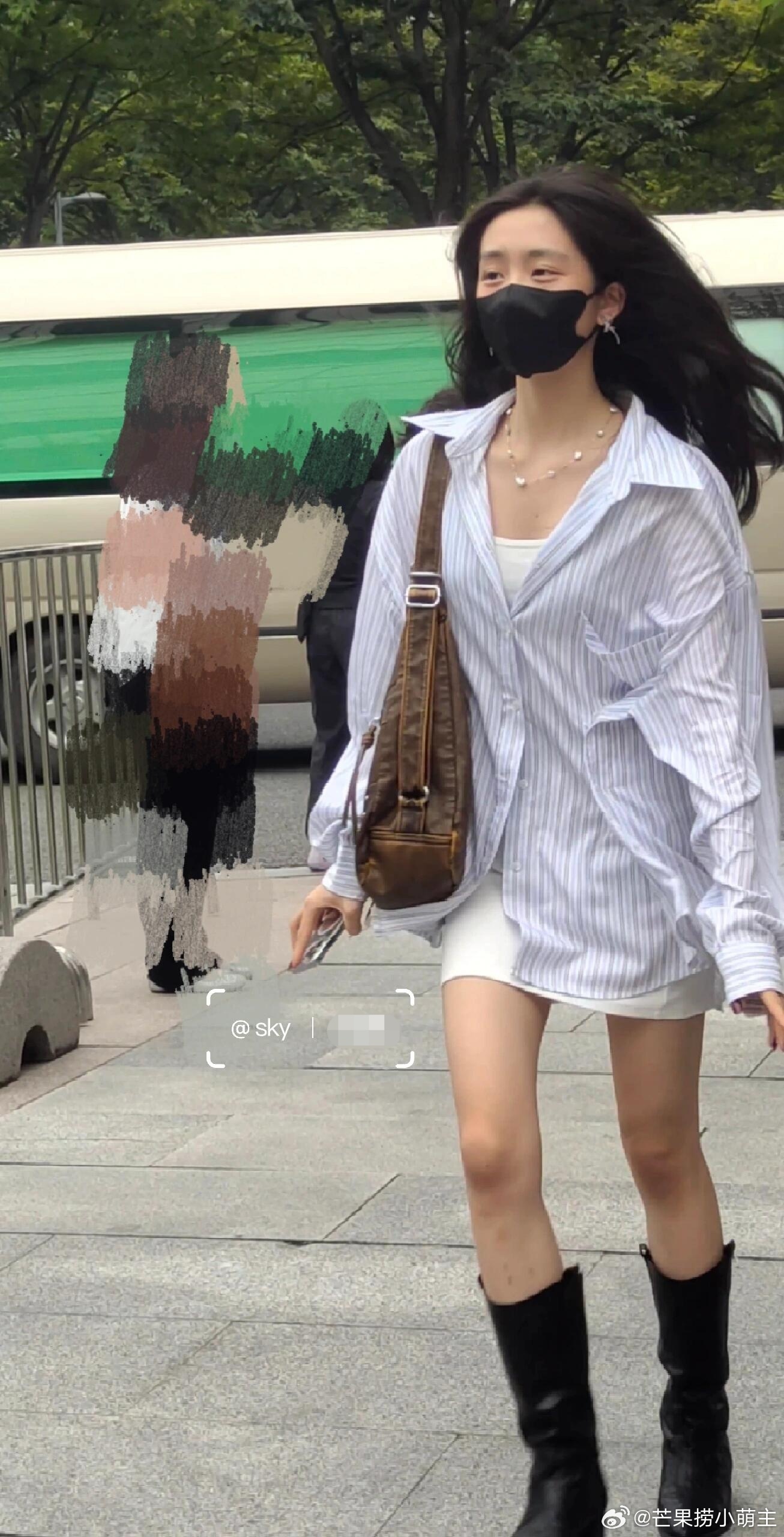 #黄多多瘦了##黄多多瘦好多# 网友偶遇黄多多，近照瘦好多啊，漂亮又有气质！ ​