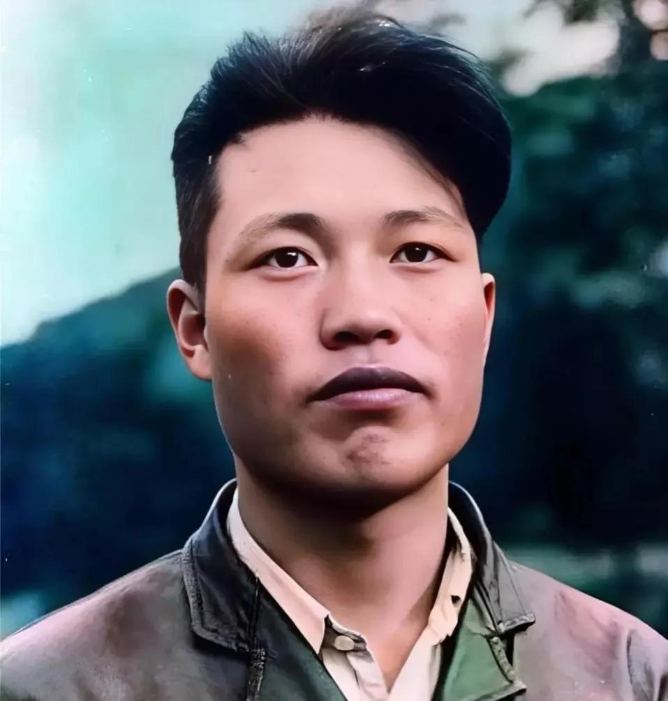 1953年，朝鲜的“叛徒”卢今锡，在机场留下的一张老照片，就在几天前，他选择了一