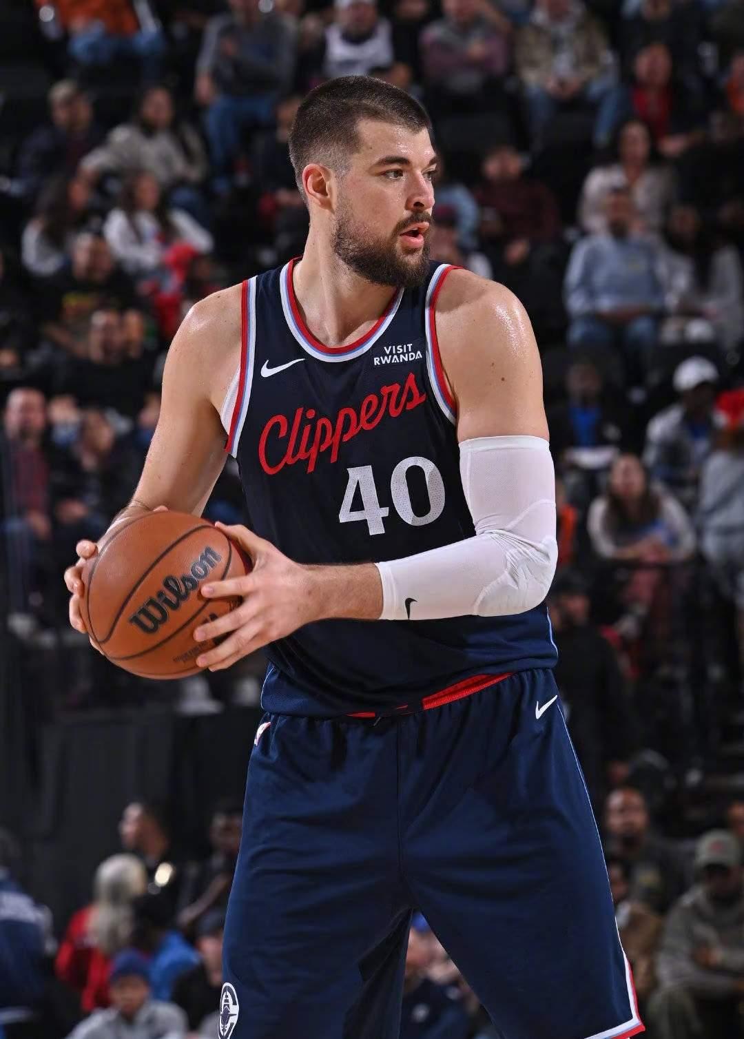 祖巴茨宣布明日在对阵凯尔特人队的比赛中复出。他身体素质出色，提前复出本是好事，对