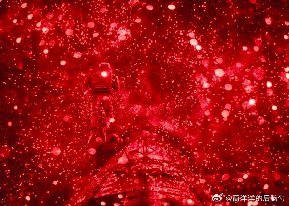 震撼，《挽救计划》里这幕噬星体的视觉捕捉，竟然是实拍的剧组搭建了一个全包裹的铁丝