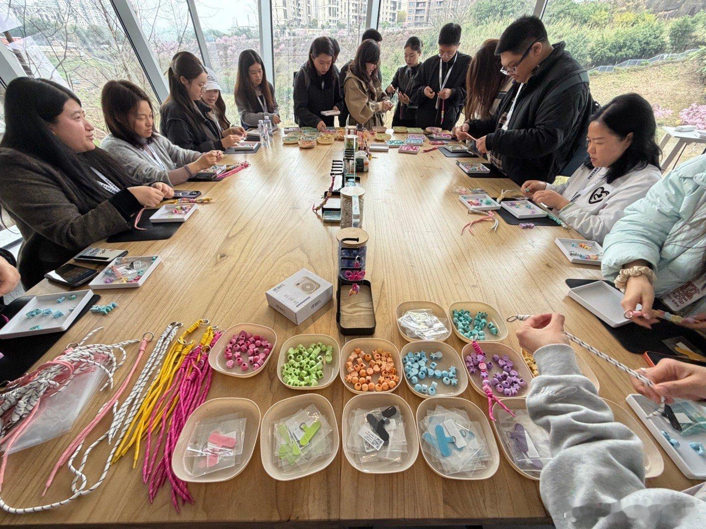 DIY做手机挂绳这个太酷了，已经座无虚席了，可惜我不会