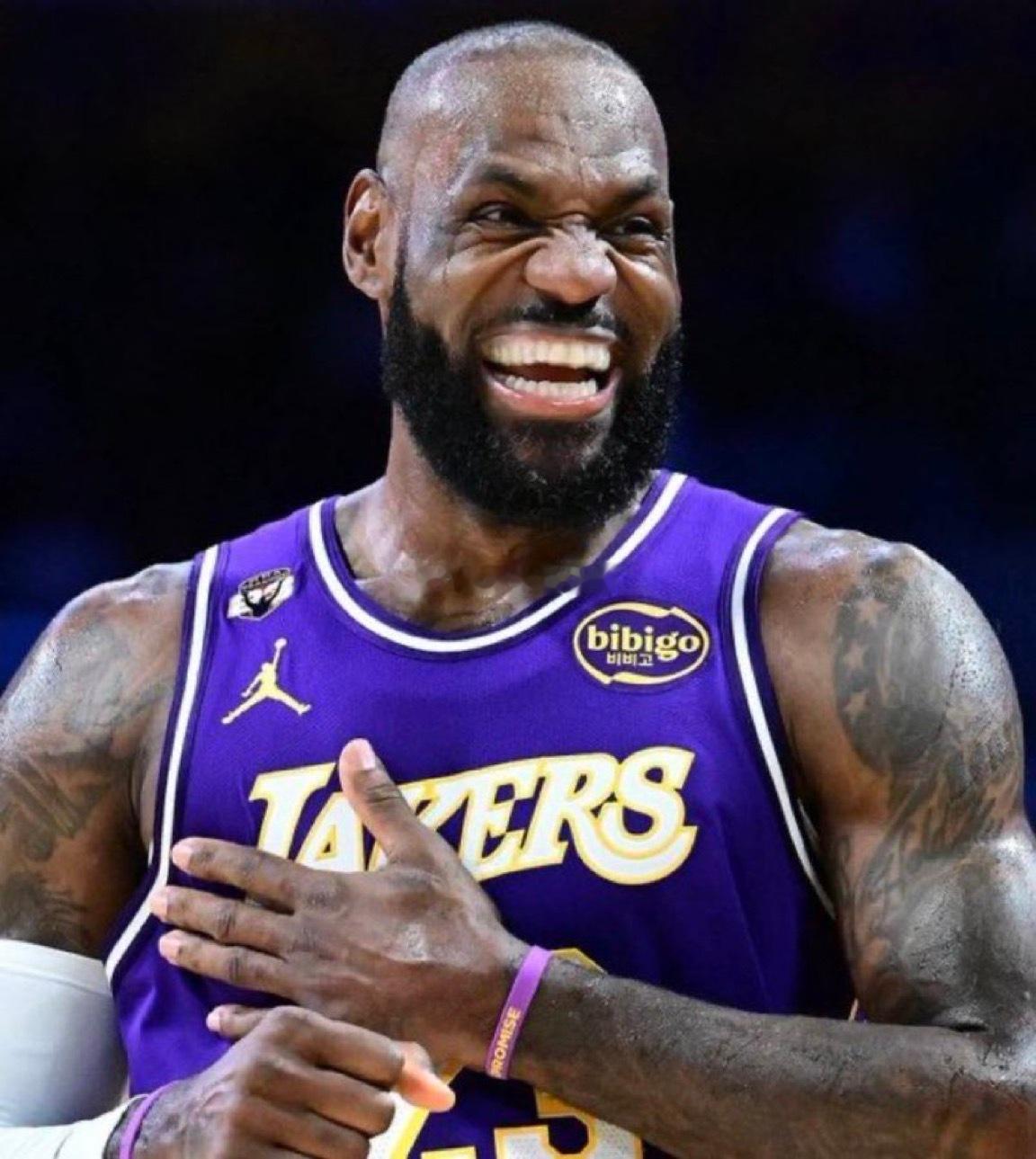 勒布朗·詹姆斯作为首发核心的前两场比赛 🔥 🔥- 30 分，9 篮板，15 