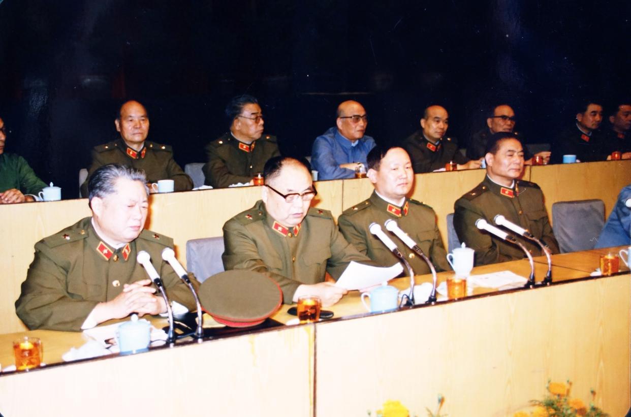 沈阳军区领导交接。前排左二是老沈阳军区司令员李德生，1985年卸任，由前排左三刘