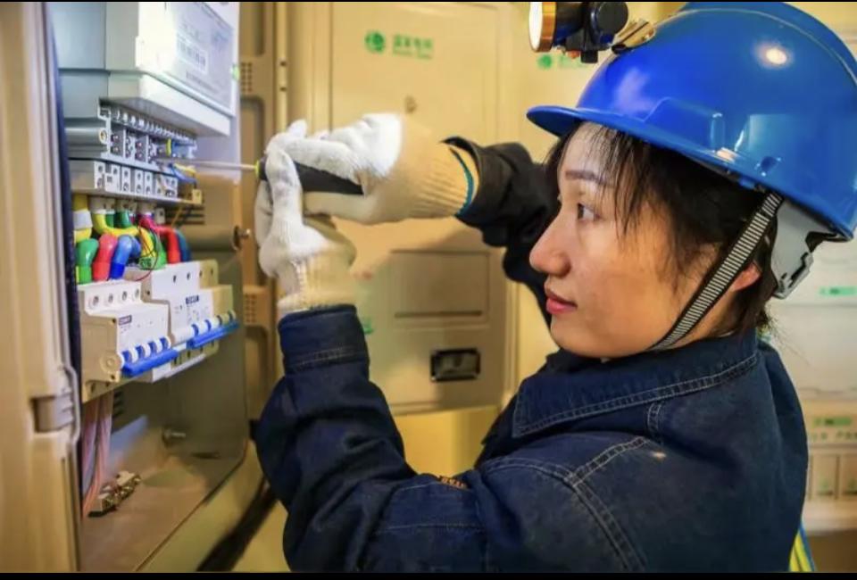 同样是技术工！钢厂电工月薪8000，磨刀师傅月入15000！

我在钢厂干了十二