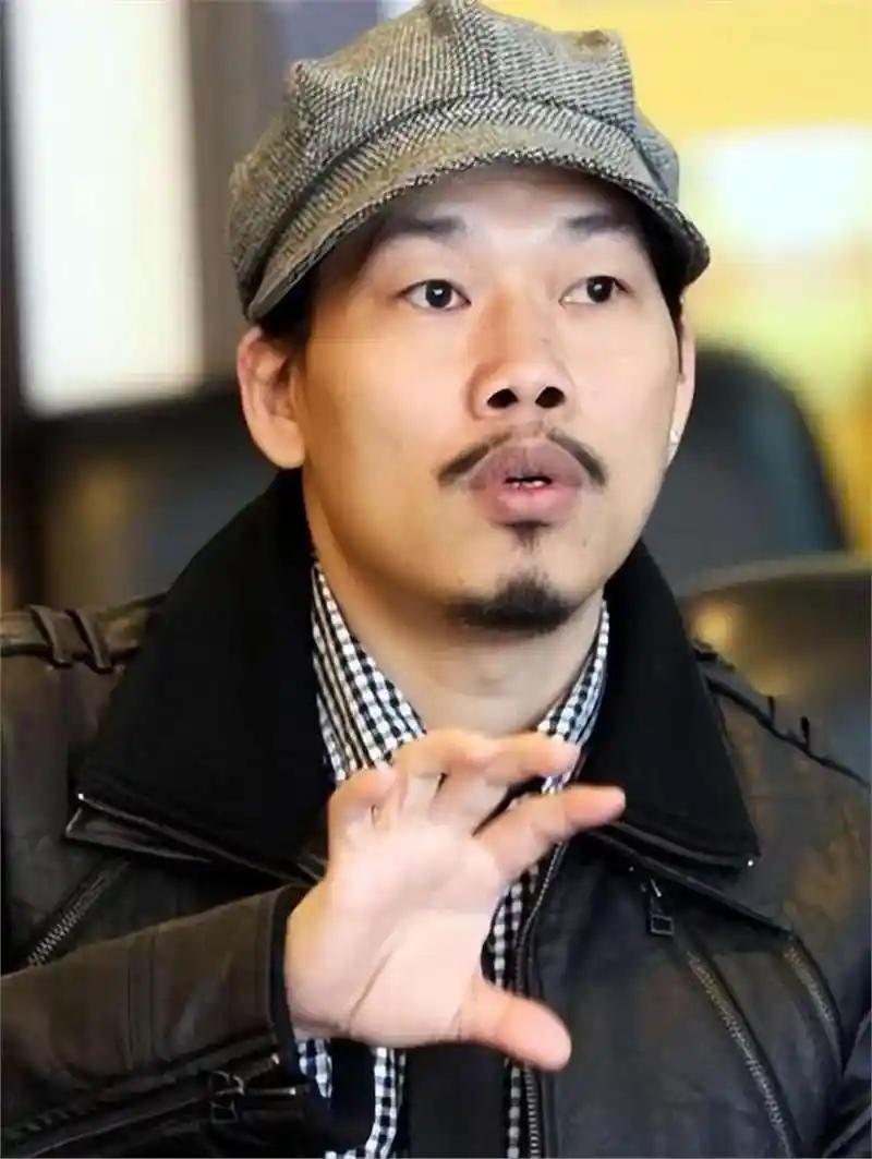 不是周杰伦这边战火还没平息，他的好友方文山又被曝光了，两人这是轮番站岗。
 
最