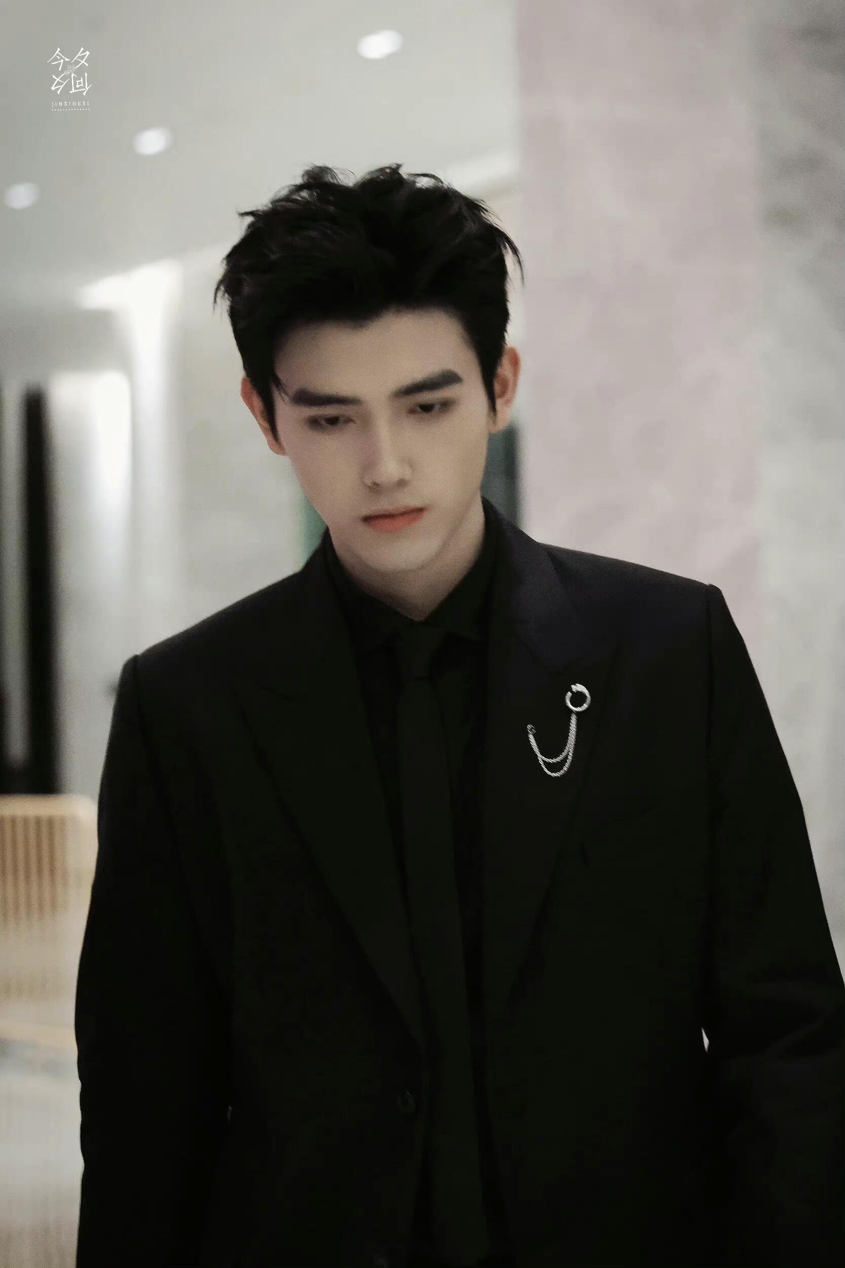 陈飞宇在眼睛里滴血浆 阿瑟什么时候在剧里穿西装霸总来的！ 