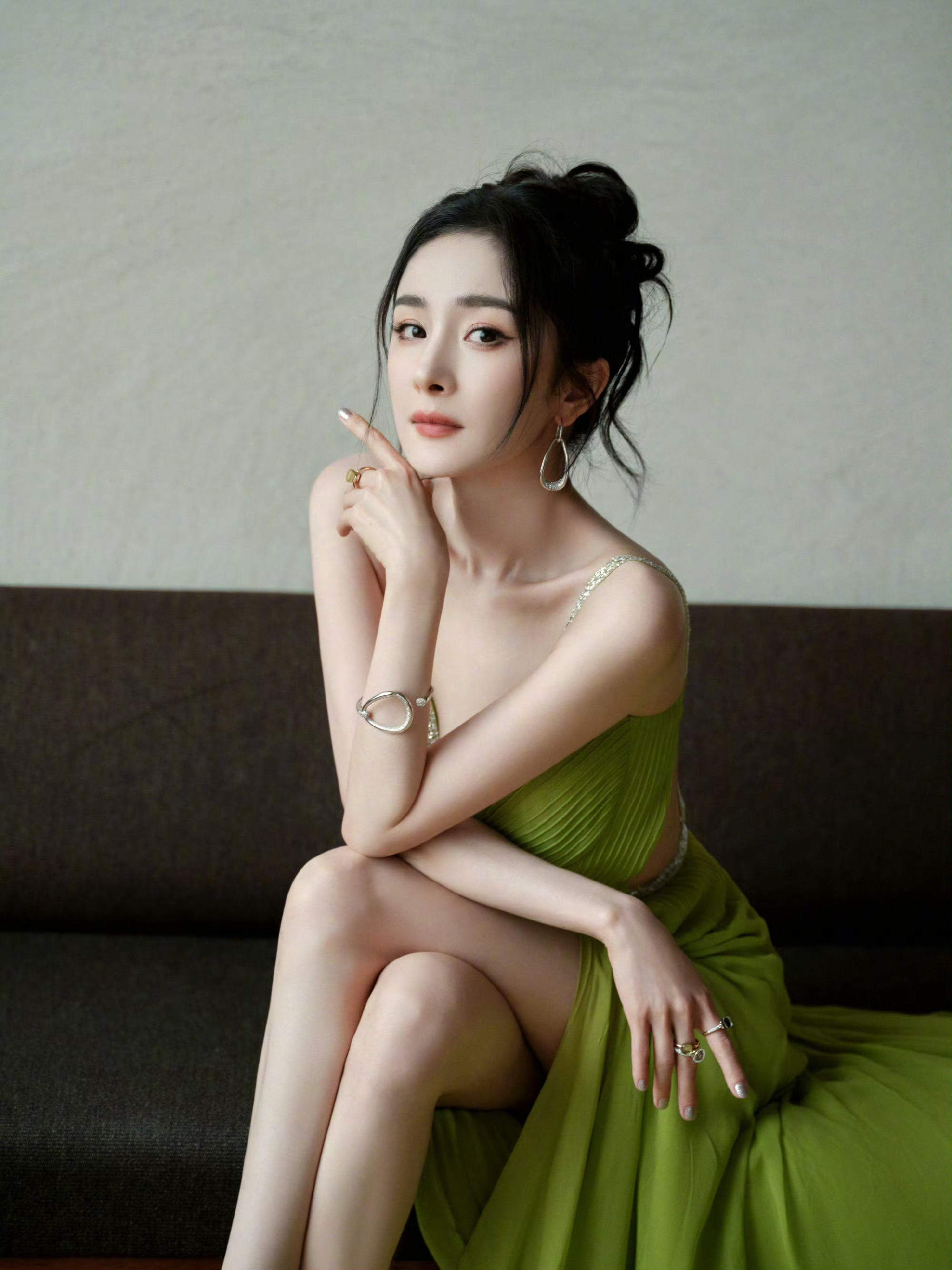 杨幂  ym杨幂宁绣绣 晚安，愿月光为你织就一个美丽的梦境，今晚的姐姐真的太美了