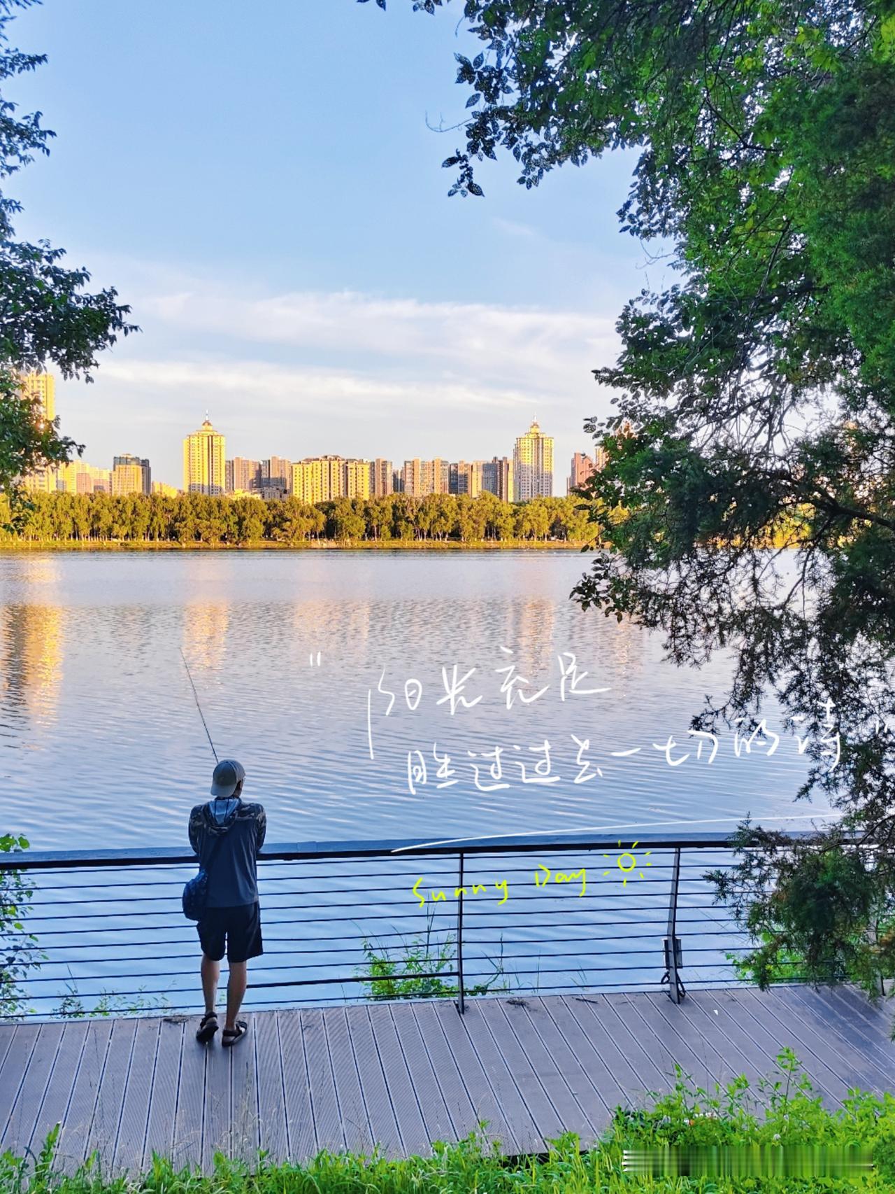 今日分享随手拍照片夕阳下的垂钓者