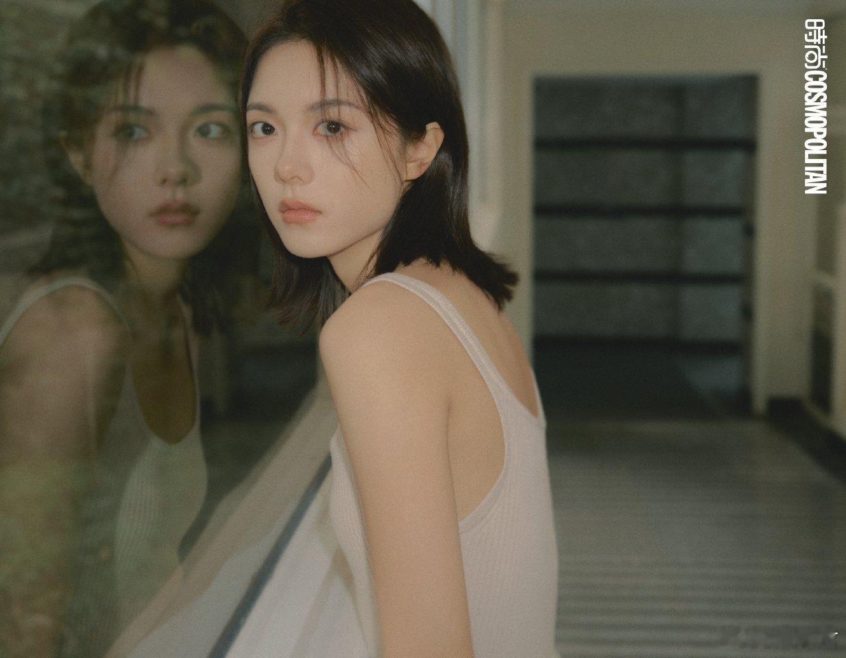 开学季穿搭灵感来自赵今麦！连帽卫衣+自然短发，高校风简约又高级，治愈感十足[开学