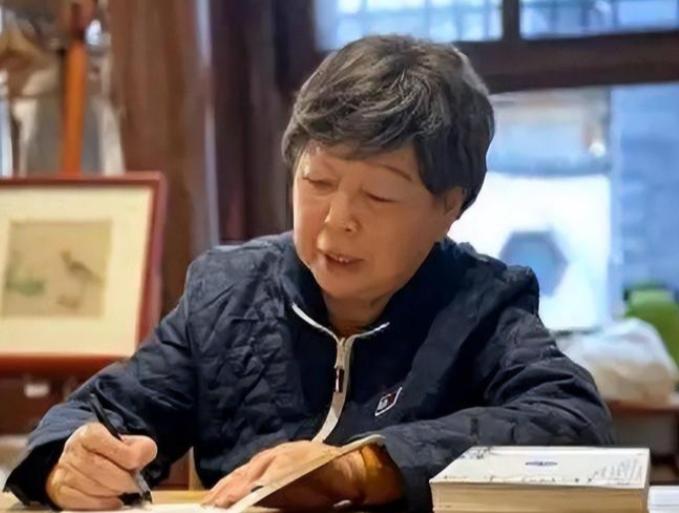 83岁的张克群高调回国养老，还自费出版回忆录，却对美国23年的生活只字不提：“不
