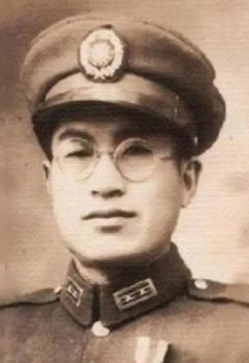 1974 年，台湾陆军总司令黄杰登门探望旧友李延年。眼见对方晚景落魄、境遇凄惨，