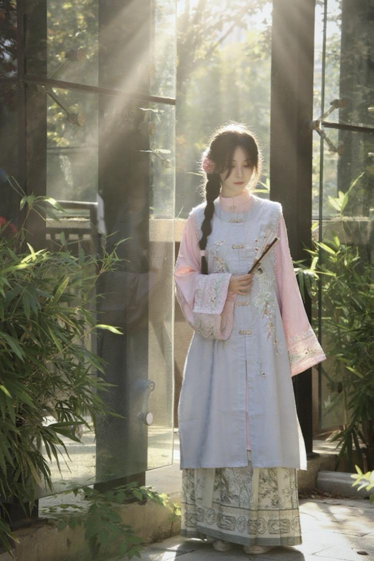 三尺红台万事入歌吹……
