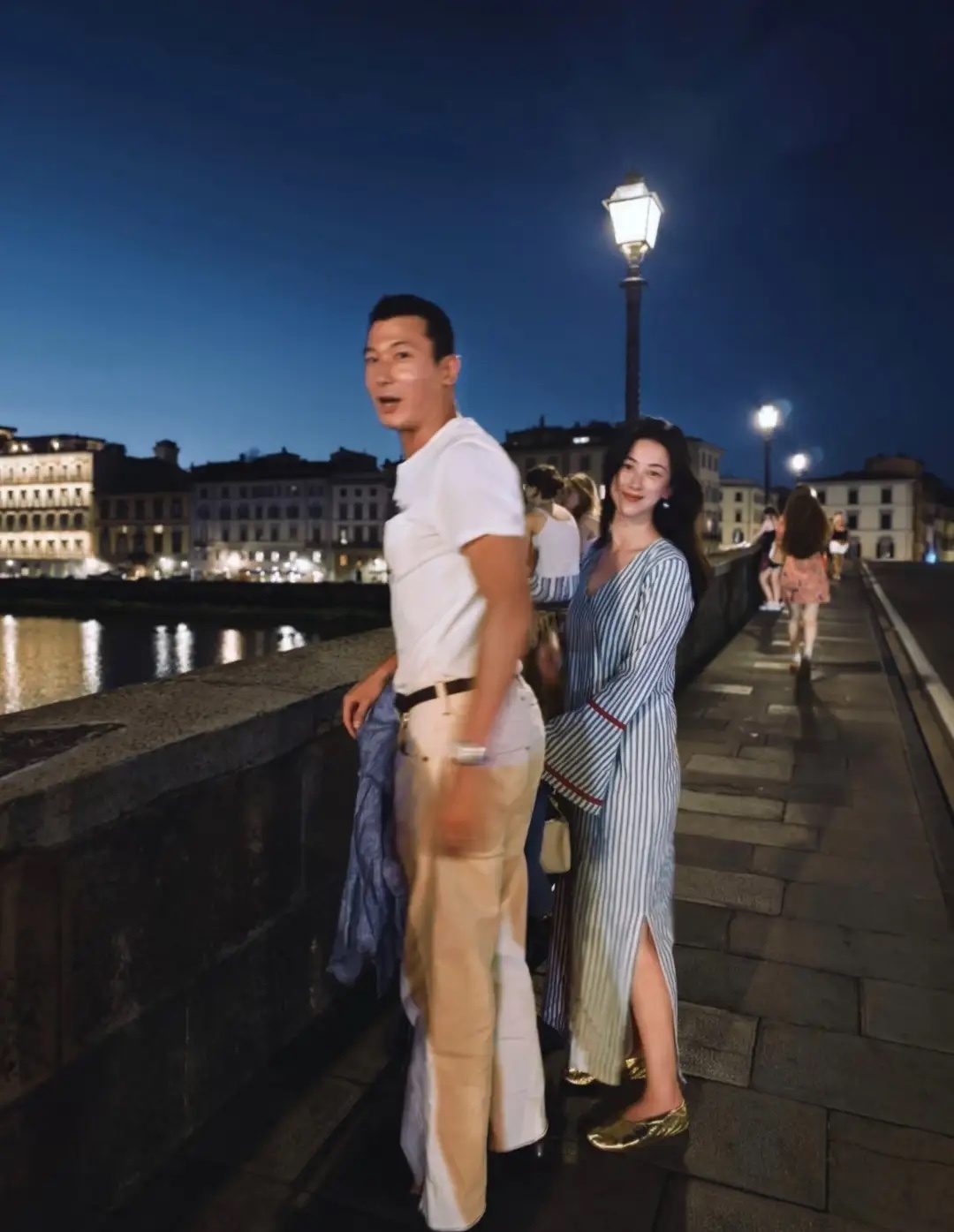朱珠晒一家三口旅游照，太美了，朱珠长发披肩，身穿V领蓝色条纹长裙，脚穿金色平底鞋