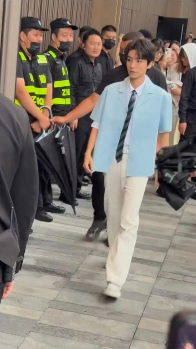 说王俊凯脸小，他穿蓝衬衣的样子就是最好的体现。那种少年人的清爽中带着点小个性，像
