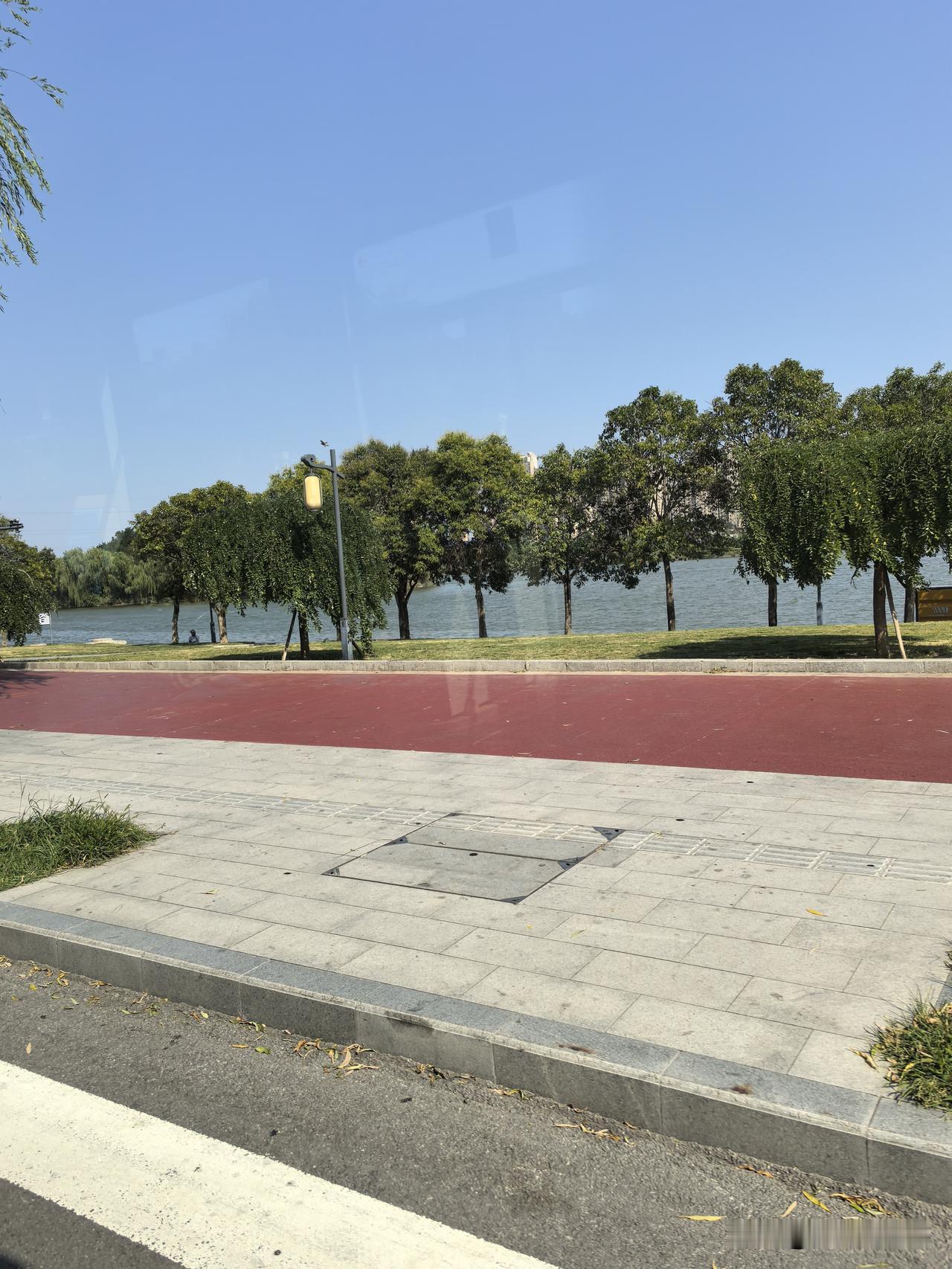 7月25日早晨，驱车到咸阳市内办事。在咸阳世纪大道西段，有2名警察拦住了小编的车