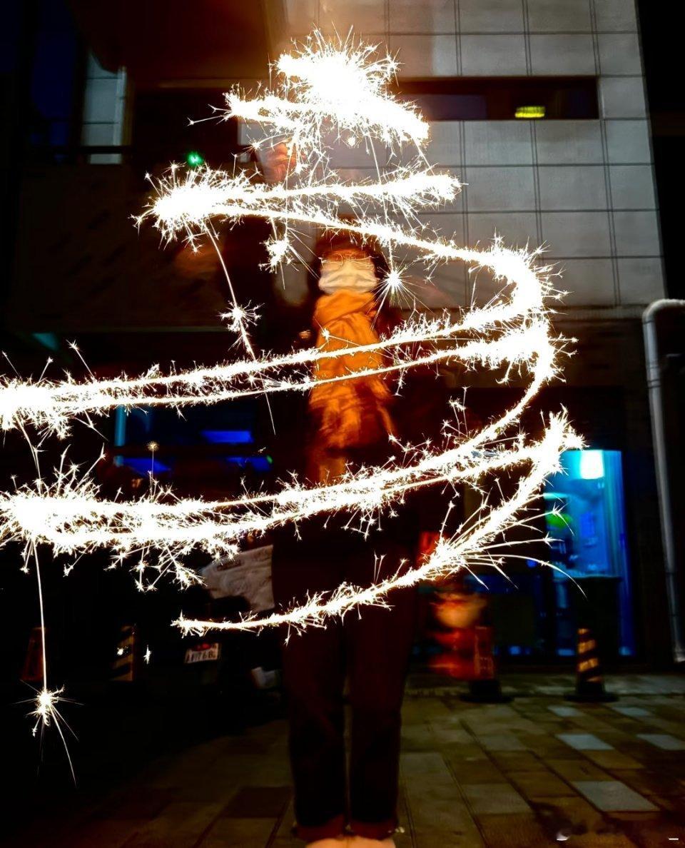 iPhone烟花模式 还有长曝光模式，可以用仙女棒画圣诞树明天就是平安夜，你懂的