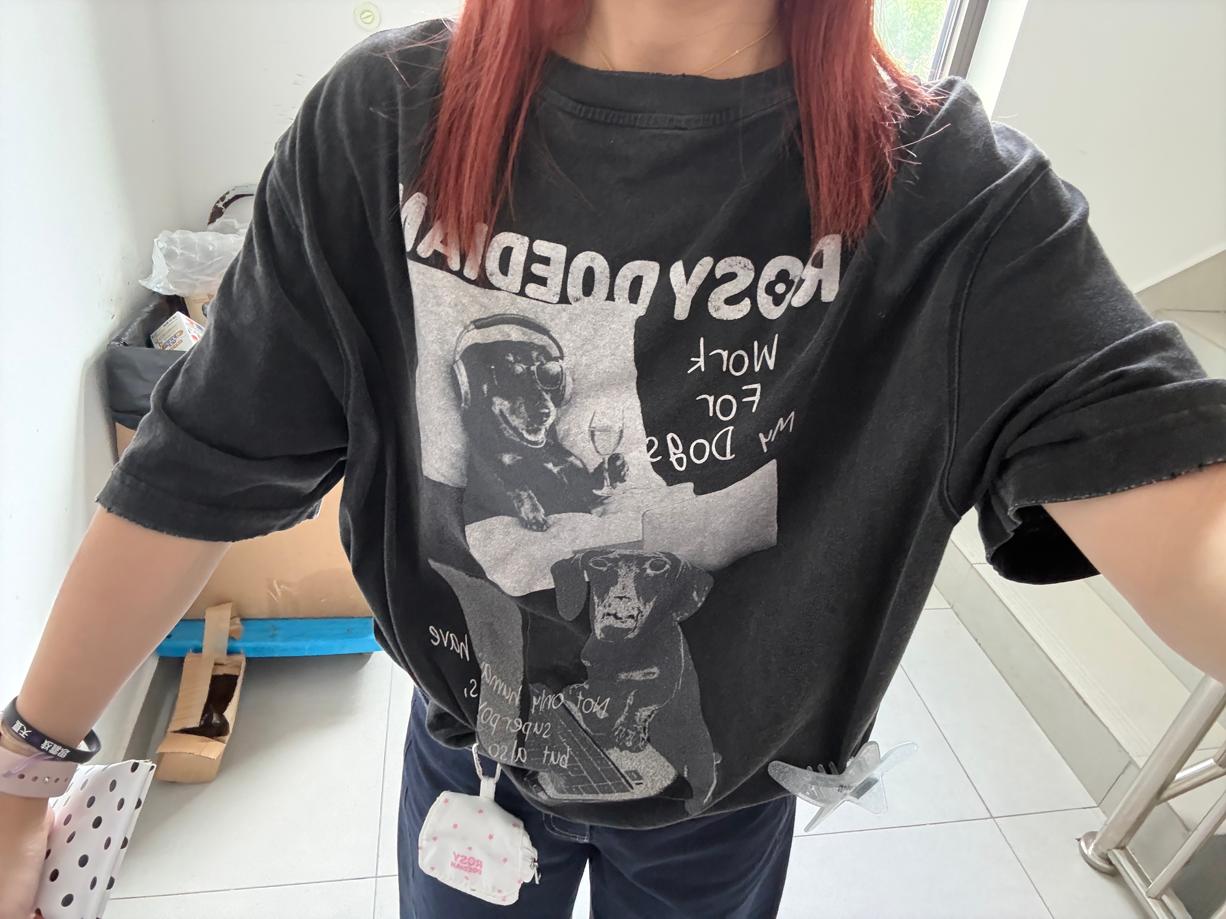 我就说今天这短袖怎么穿着勒脖子 而且明明记得前面全是字母没有图案 结果发现穿反了