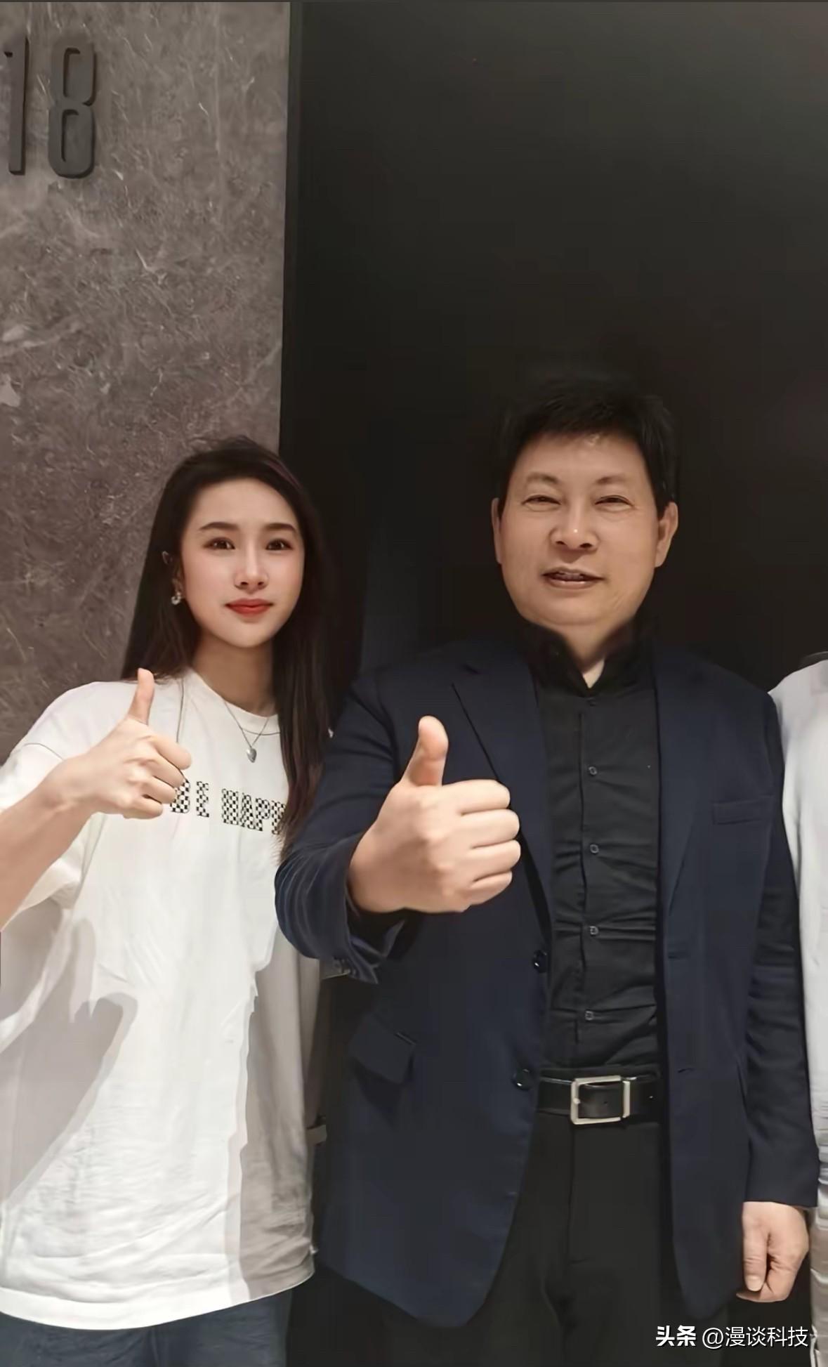 博主从华为离职，晒出了曾经和余承东的合影，工作了四年多，选择主动离开。针对网友“