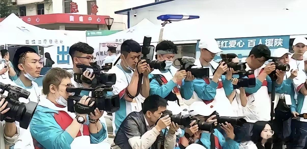 今天和一个朋友聊了一会，说关于韩红举办的援助和义诊。
我的朋友说，说句心里话，这