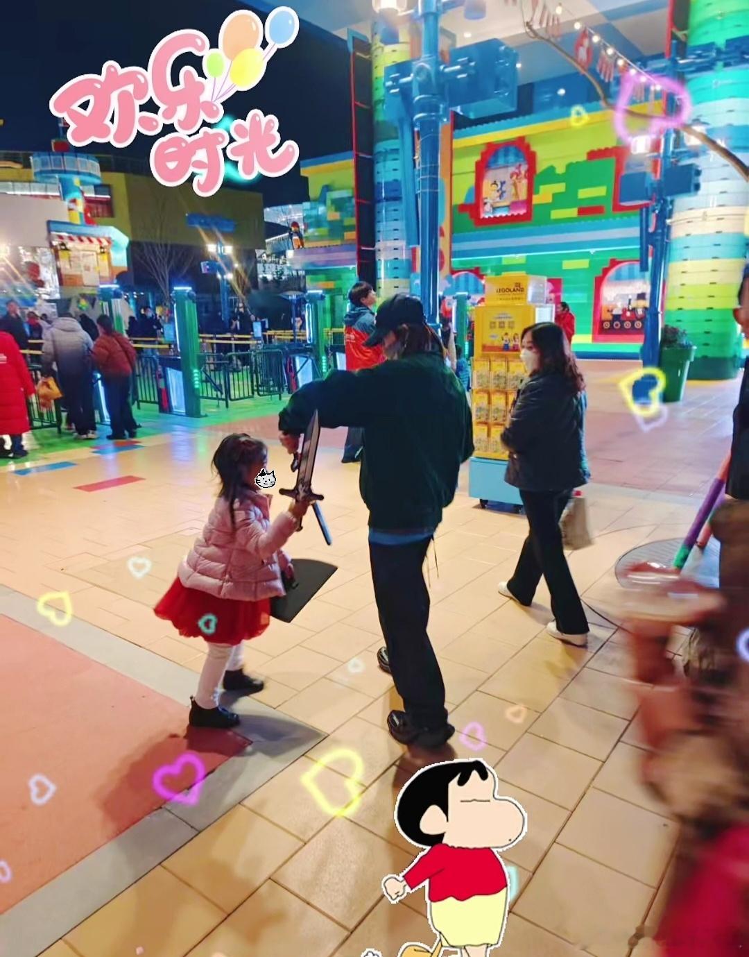 唐艺昕带女儿与张若昀团聚张若昀唐艺昕带女儿逛乐高乐园 张若昀正在上海拍戏，唐艺昕