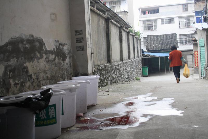 炖肉时，那锅面上飘着的浮沫，好多人觉得是营养精华，可这其实是假的！
炖肉初期的浮