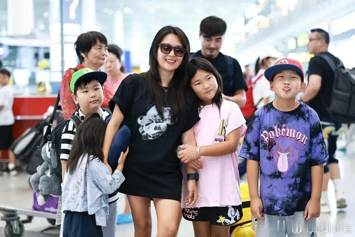 何洁
告诉所有女孩子一个真相
那就是只要不乱生孩子，一切都有救。
周笔畅和李宇春