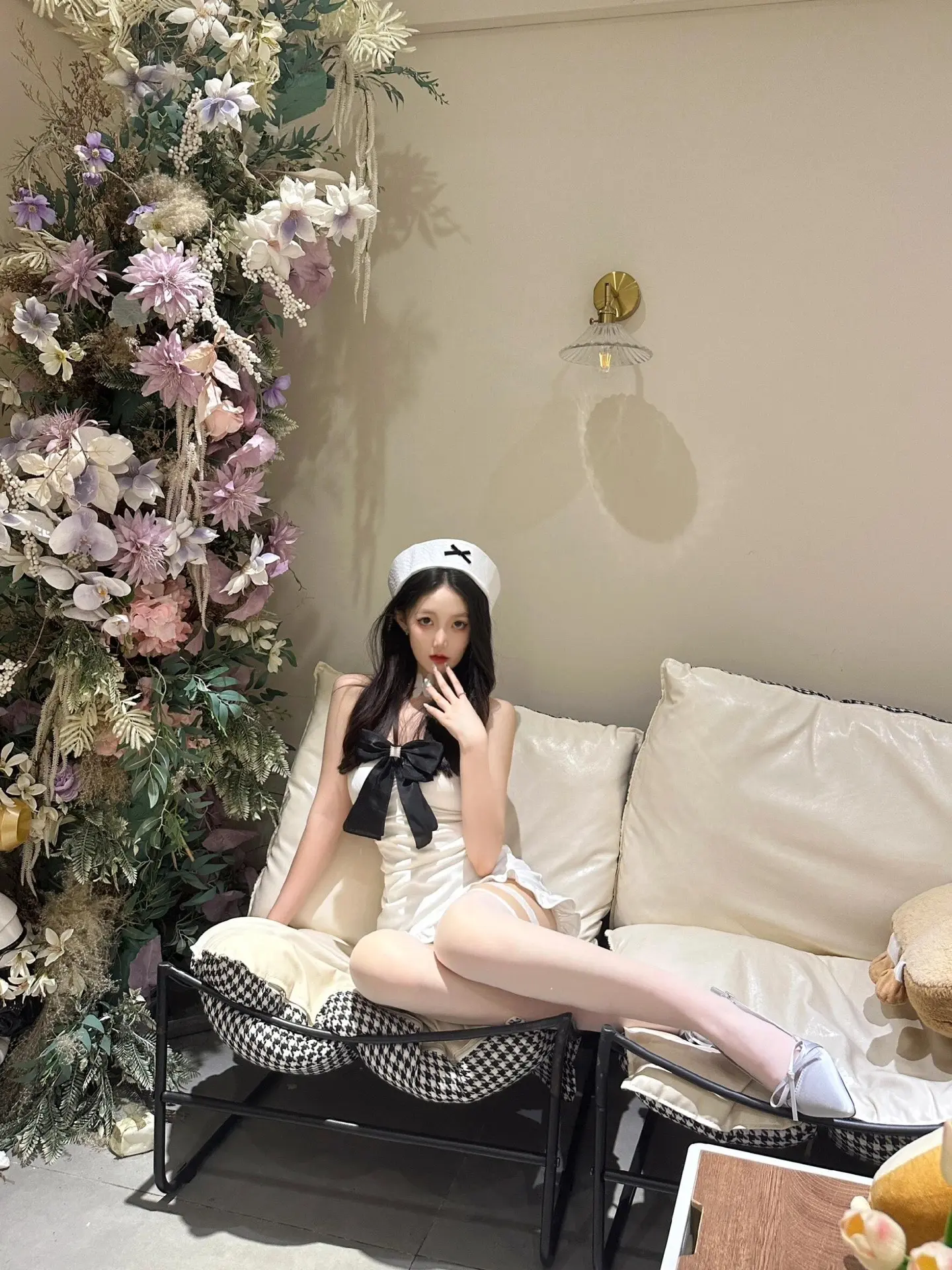 手握玫瑰之人，无需神邸。
