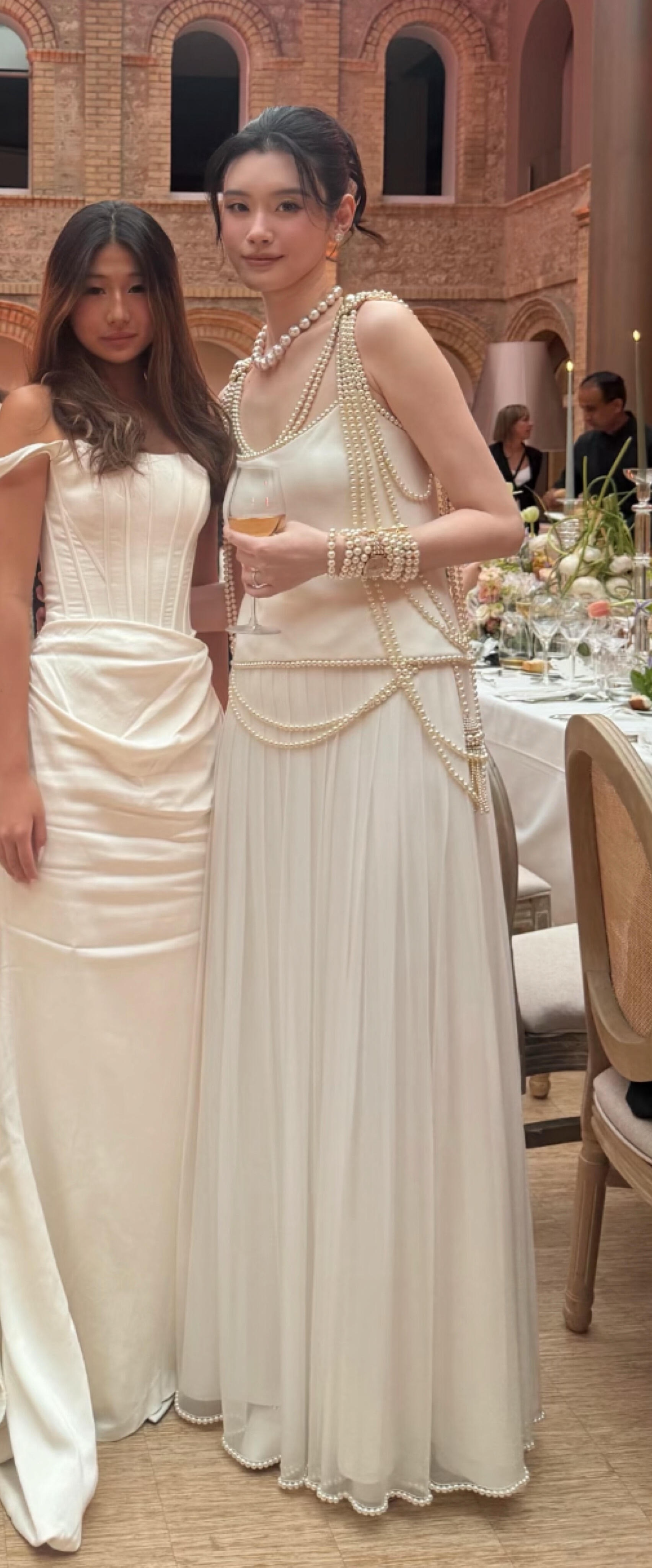 奚梦瑶第三套奚梦瑶穿出生年份高定奚梦瑶第三套穿的是自己出生年份的香奈儿高定，白色