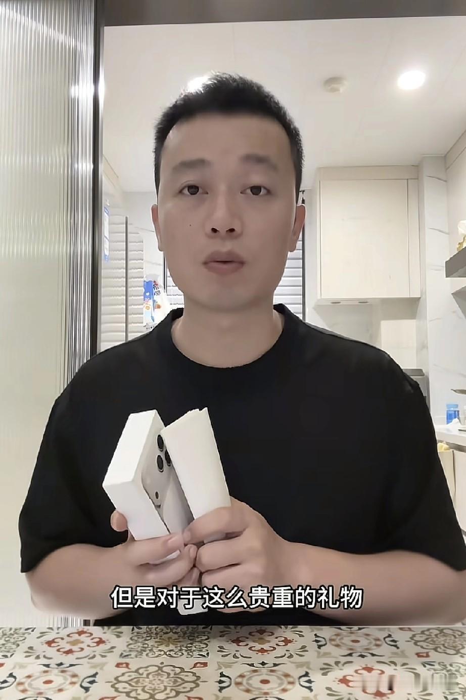 还拍成悬疑片了，
秋天爸爸收到女粉丝给寄的手机，
小邱发视频，全网寻找他的好大姐