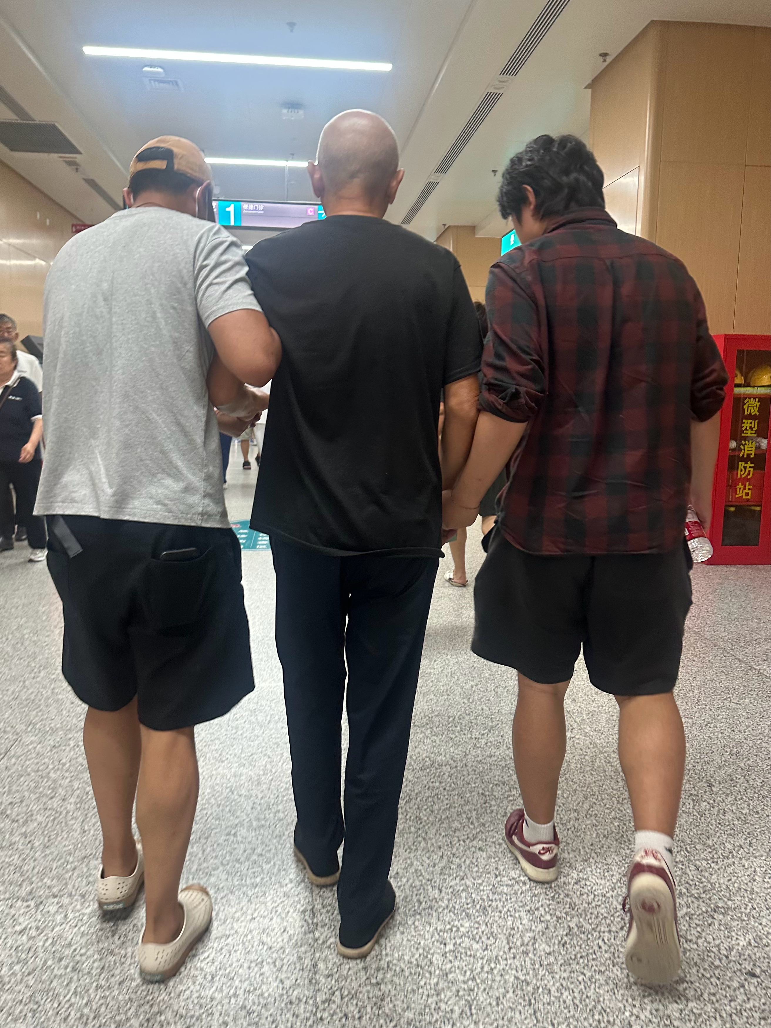 好像三座大山堵在我面前。全家男的都185，如果年糕将来没有185，不敢讲是谁的责