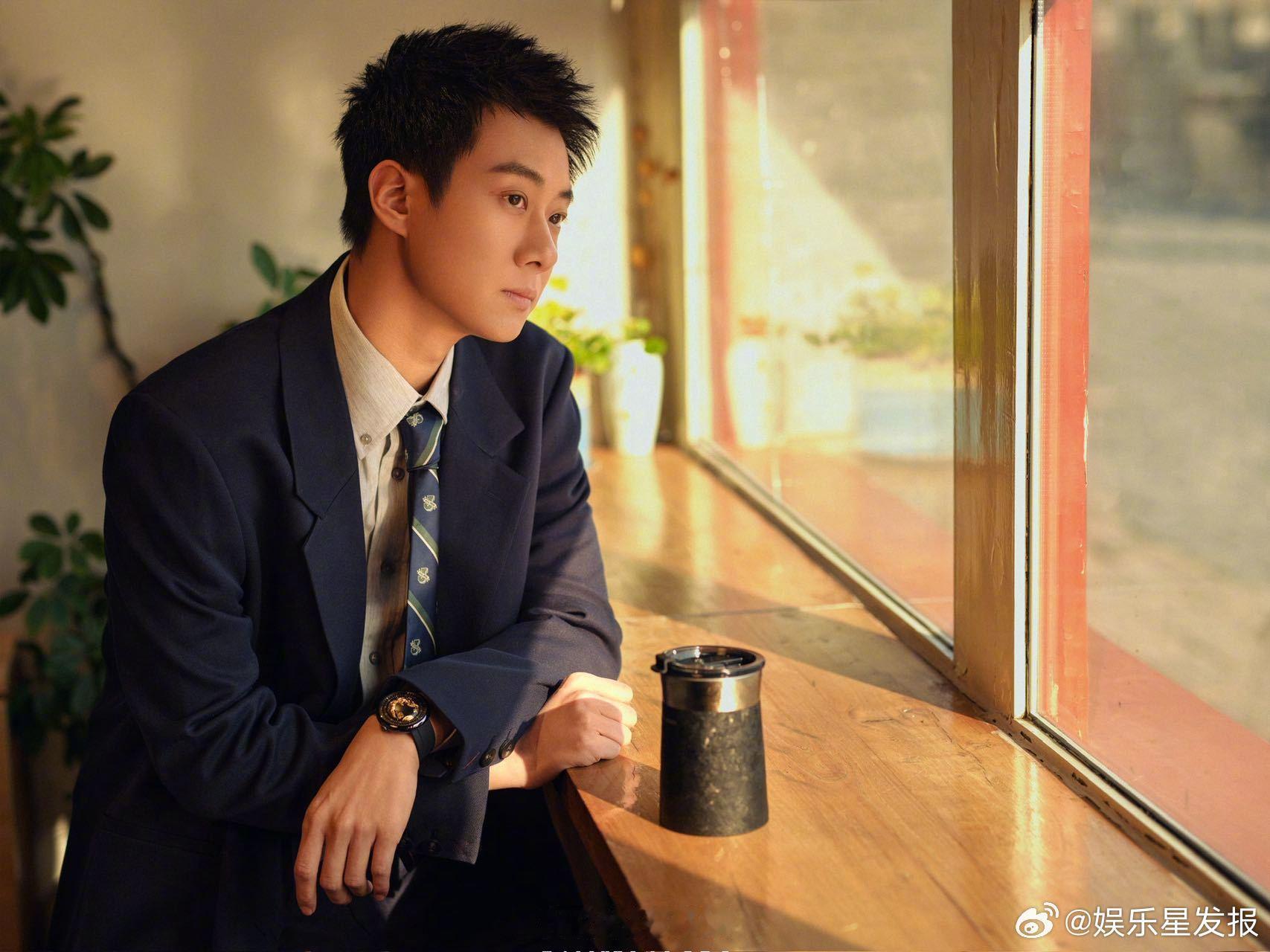 高至霆在北京明城墙上拍杂志 高至霆为《孚世》拍摄的春日感封面大片，在北京明城墙下