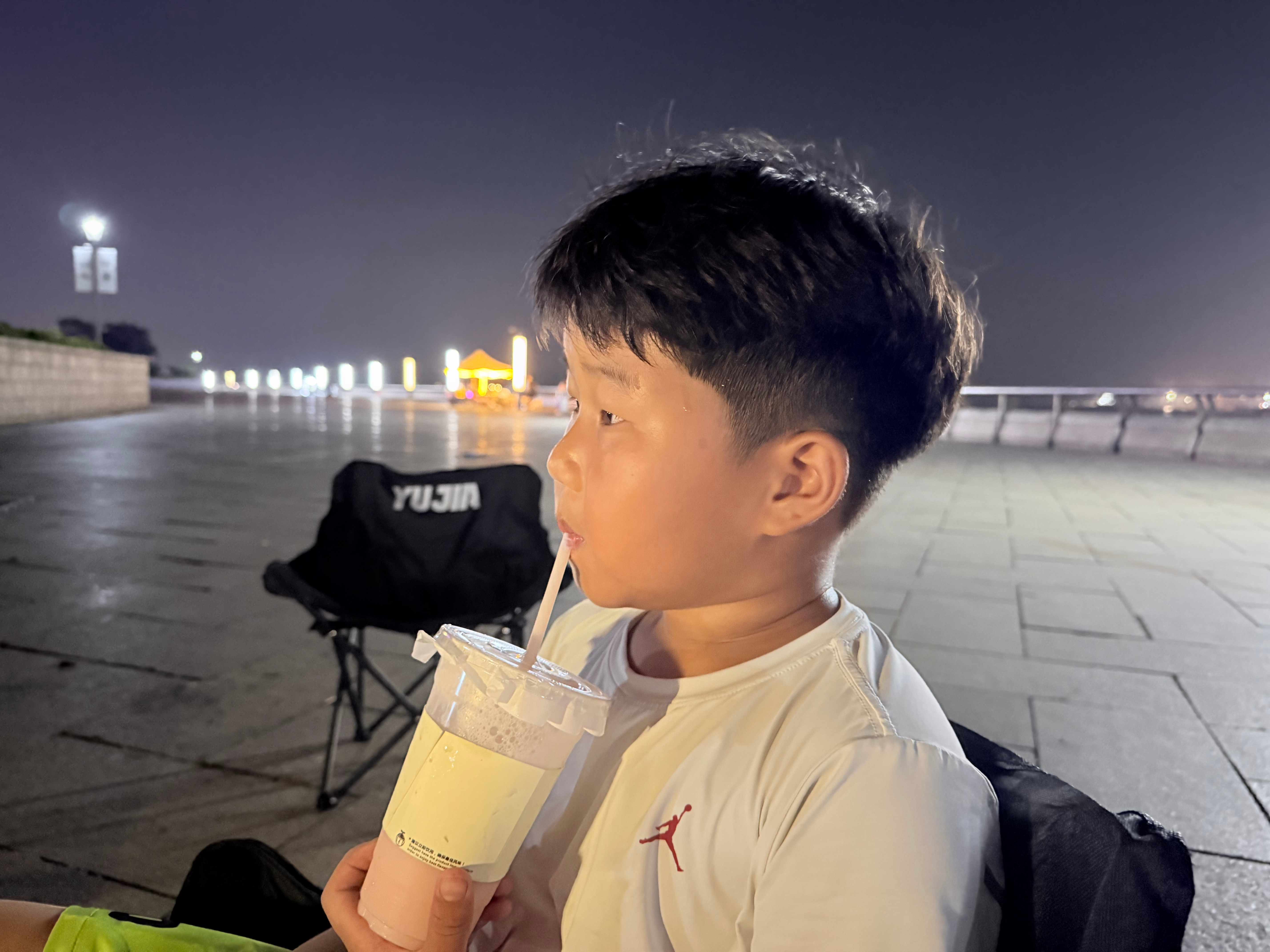 最近太可怜了也没人陪着玩，爸爸十点回来带去楼下骑车，十一点多了竟然还有人在榨果汁
